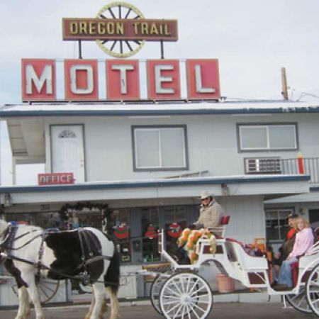 Oregon Trail Motel And Restaurant Baker City Buitenkant foto